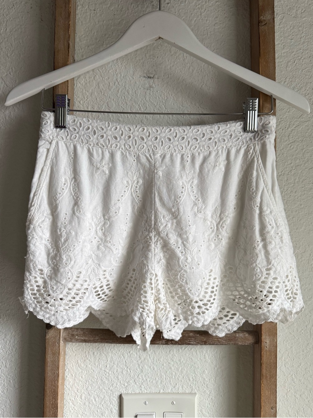 Kimchi Blue White Eyelet Lace Scalloped Hem Shorts sz: 0